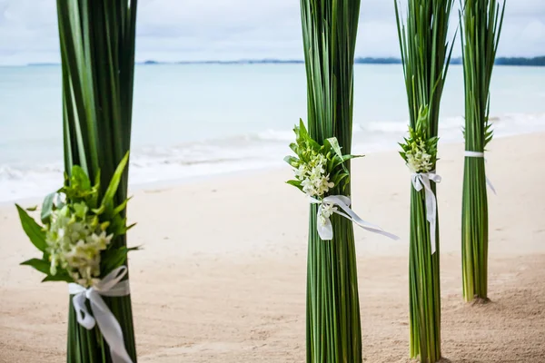 Blumenschmuck bei einer Trauung am Strand. — Stockfoto