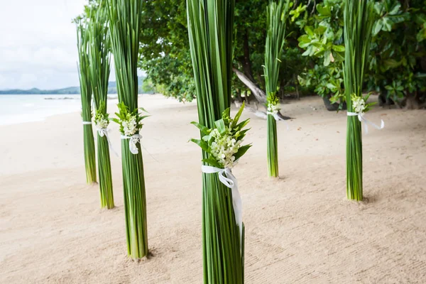 Blumenschmuck bei einer Trauung am Strand. — Stockfoto