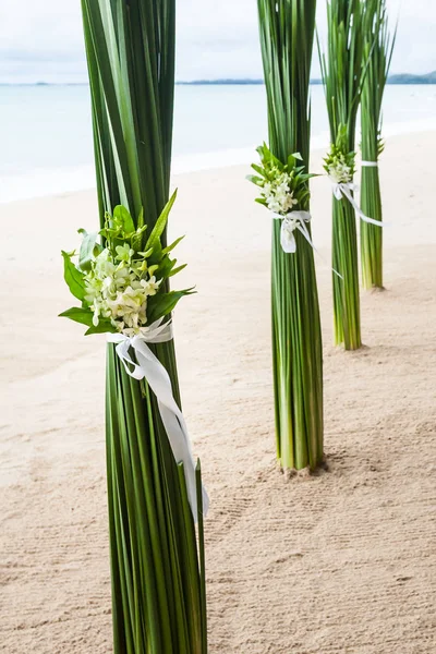 Kwiaciarnia na ceremonii ślubnej na plaży. — Zdjęcie stockowe