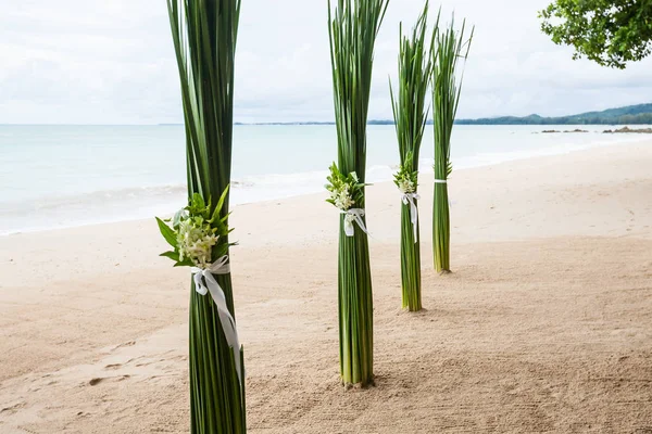 Kwiaciarnia na ceremonii ślubnej na plaży. — Zdjęcie stockowe