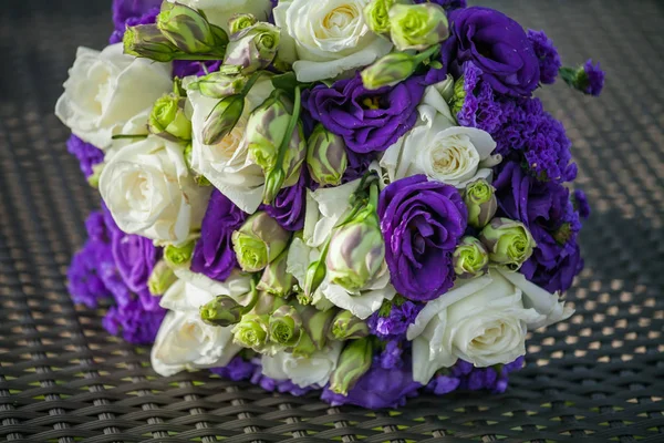 Bouquet de fleurs pour la mariée . — Photo