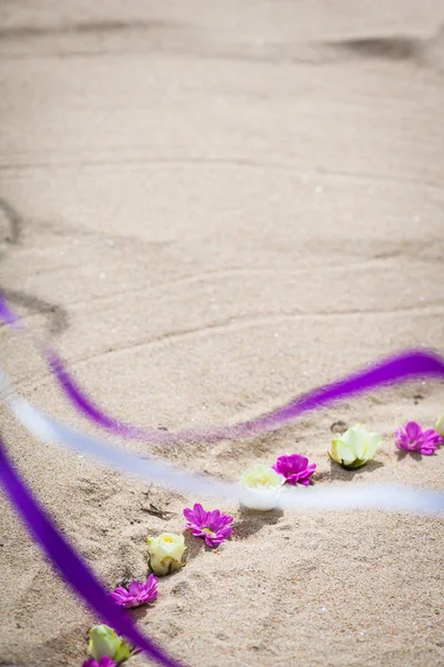 Mooie bruiloft ingericht op het strand. — Stockfoto