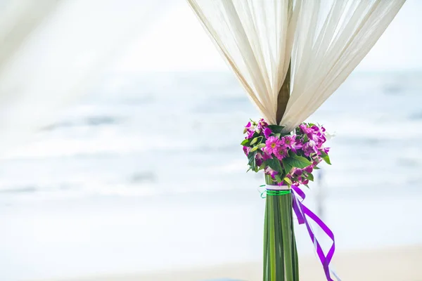 美丽的婚礼装饰在海滩上. — 图库照片