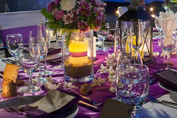 Bruiloft decoraties op tafel. — Stockfoto