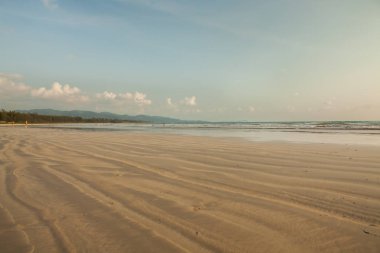 Khao Lak sahilinde gün batımı. Phang nga, Tayland.