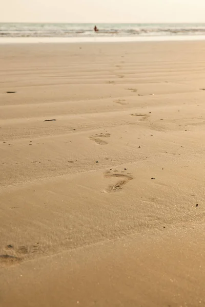 Primo piano delle impronte sulla spiaggia con sabbia dorata — Foto Stock