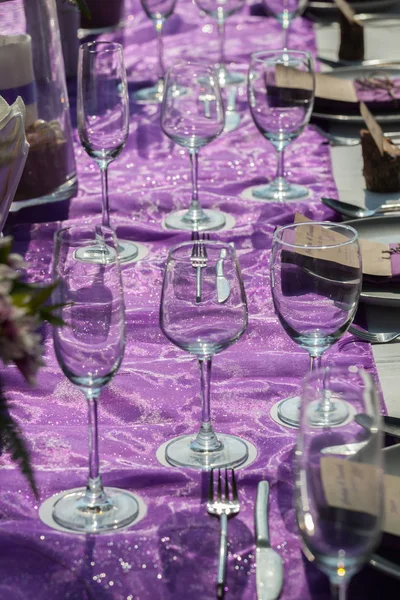 Occhiali da vino sulla tavola nuziale in cerimonia nuziale cena . — Foto Stock