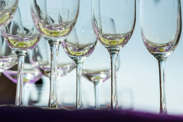 Vineglasses na stole weselnego w ceramonii obiad ślubu. — Zdjęcie stockowe