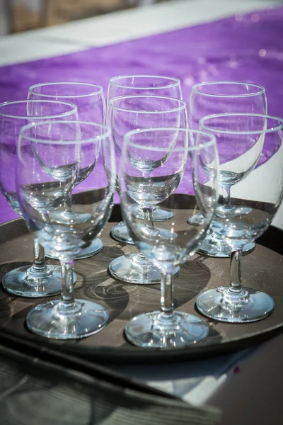 Düğün yemeği ceramony düğün masasında vineglasses. — Stok fotoğraf