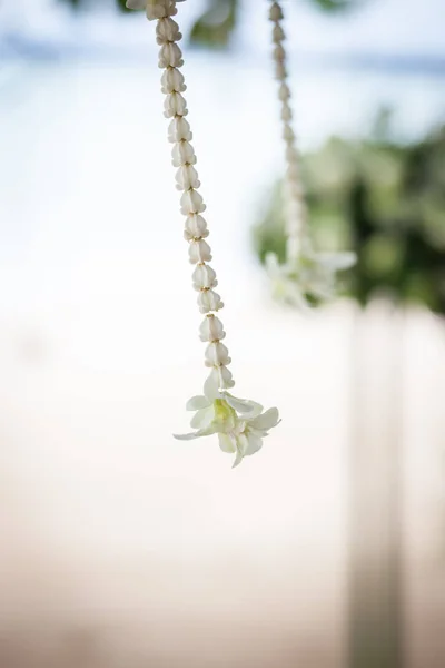 Bloemen arrangement op een bruiloft op het strand. — Stockfoto