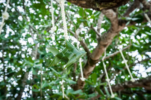 Květinové aranžmá na svatební obřad na pláži. — Stock fotografie