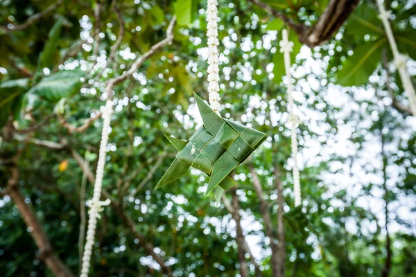 Blomsterarrangemang vid en bröllopsceremoni på stranden. — Stockfoto