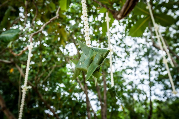 Blomsterarrangemang vid en bröllopsceremoni på stranden. — Stockfoto