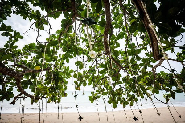 Arranjo floral em uma cerimônia de casamento na praia. — Fotografia de Stock