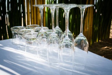 akşam yemeği hazır. Çatal, bıçak ve masanın üzerine kaşık 