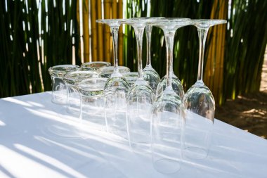 akşam yemeği hazır. Çatal, bıçak ve masanın üzerine kaşık 