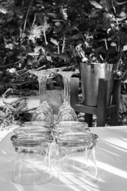 akşam yemeği hazır. Çatal, bıçak ve masanın üzerine kaşık 