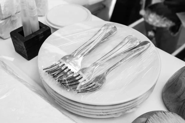 Set per la cena. Forchetta, coltello e cucchiaio sul tavolo — Foto Stock