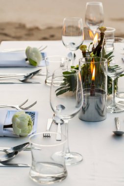 Tayland sahilde yemek masası