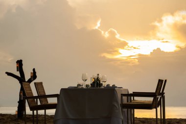 Tayland sahilde yemek masası