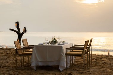 Tayland sahilde yemek masası