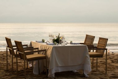 Tayland sahilde yemek masası