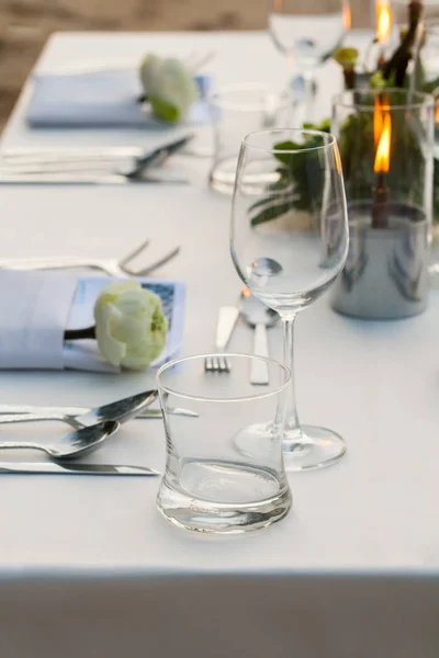 Mesa de cena en la playa en Tailandia — Foto de Stock