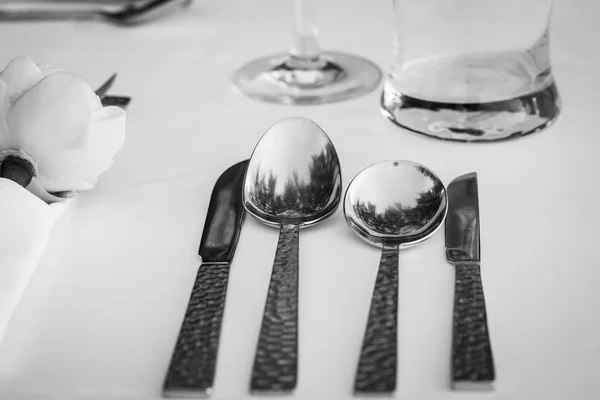 Set per la cena. Forchetta, coltello e cucchiaio sul tavolo — Foto Stock