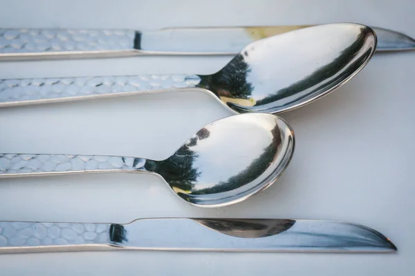Dinner-Set. Gabel, Messer und Löffel auf dem Tisch — Stockfoto