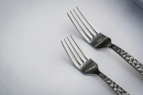 Dinner-Set. Gabel, Messer und Löffel auf dem Tisch — Stockfoto
