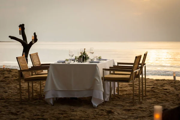 Večeře na pláži v Thajsku — Stock fotografie