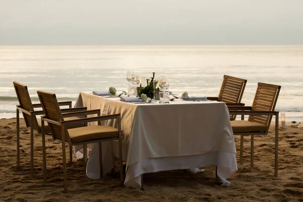Обеденный стол на пляже в Таиланде — стоковое фото