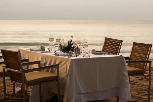 Tavolo da pranzo sulla spiaggia in Thailandia — Foto Stock