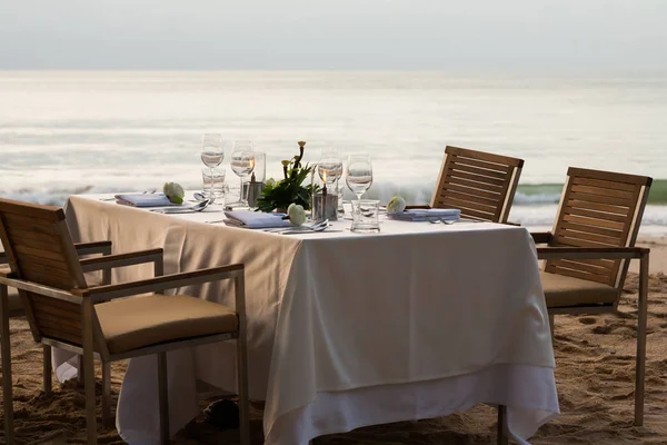 Mesa de jantar na praia na Tailândia — Fotografia de Stock