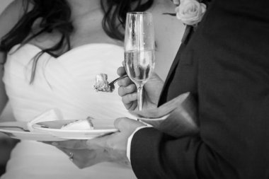 Düğüne katılan konuklar Düğün Pastası Yiyin