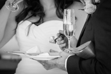 Düğüne katılan konuklar Düğün Pastası Yiyin