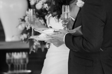 Düğüne katılan konuklar Düğün Pastası Yiyin