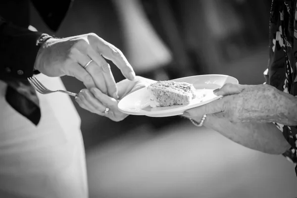Гості, які відвідують весілля, їдять весільний торт — стокове фото