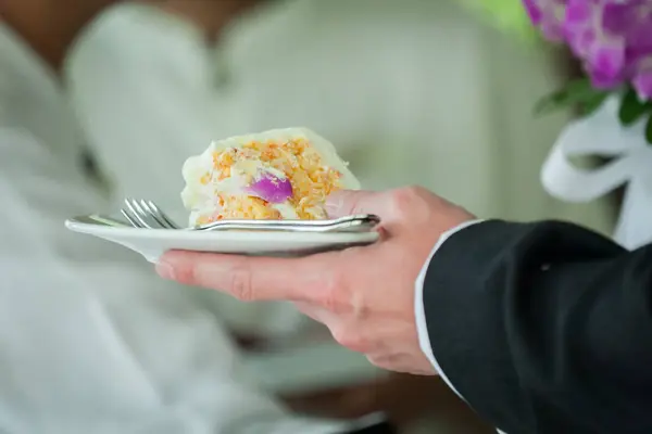 Гости на свадьбе едят свадебный торт — стоковое фото