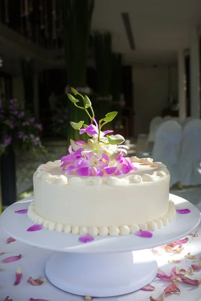 Pastel de boda con orquídeas — Foto de Stock