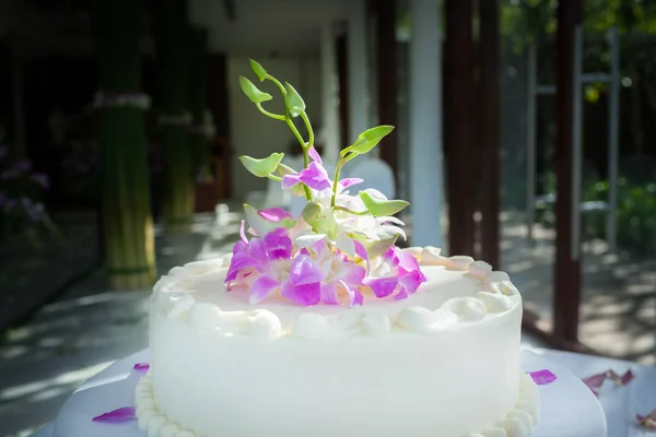 Svatební dort s orchidejemi — Stock fotografie