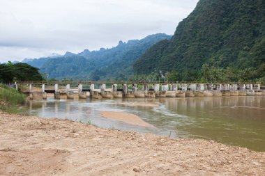 Su kaldırma kapısı, küçük baraj, Thailan 'daki sulama barajı.