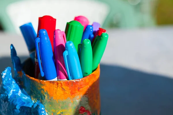 Bolígrafos y marcadores de varios colores . — Foto de Stock