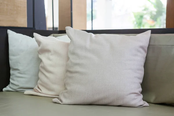 Sofá con almohadas en la habitación en casa . — Foto de Stock