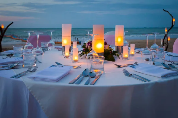 Apparecchiare la tavola per la cena sulla spiaggia . — Foto Stock