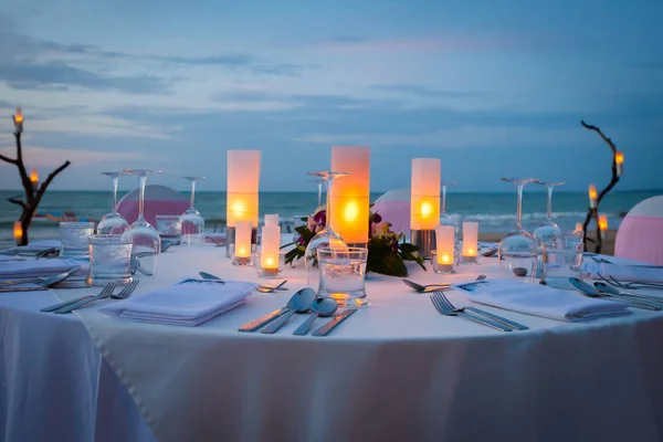 Set the table for dinner on the beach. — Stock Photo, Image