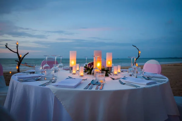 Coloque a mesa para jantar na praia . — Fotografia de Stock