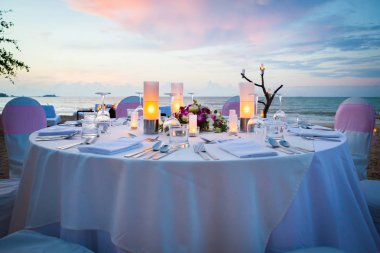 Sahilde akşam yemeği için masayı hazırla..