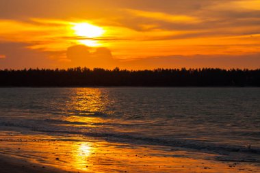 Plajda tropik gün batımı. 