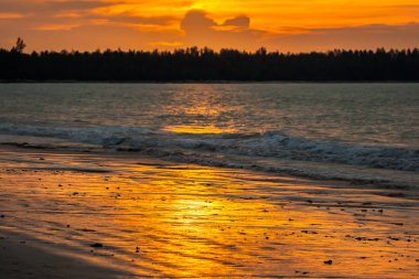 Plajda tropik gün batımı. 